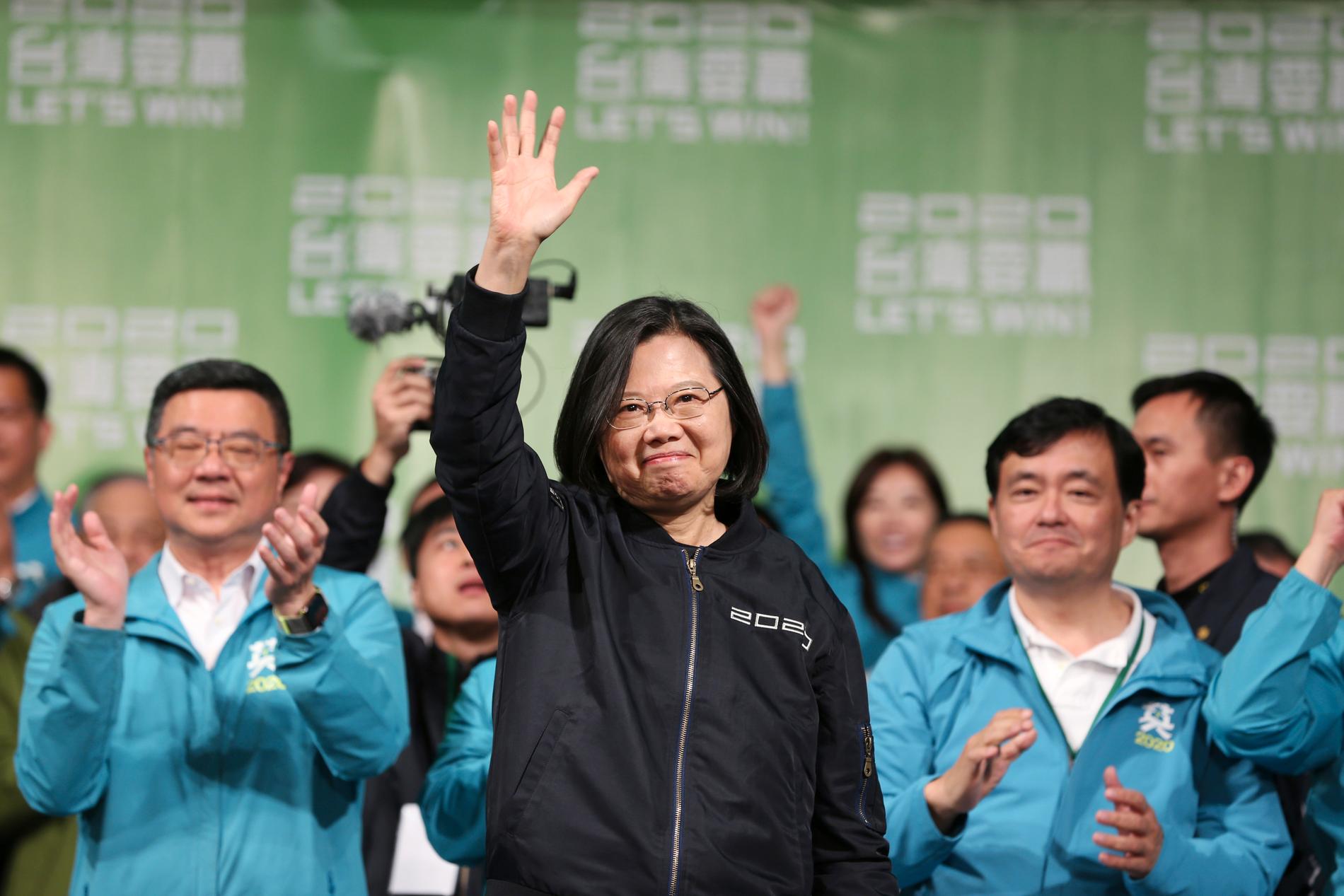Taiwans president Tsai Ing-Wen firar valsegern med anhängare i Taipei på lördagen.