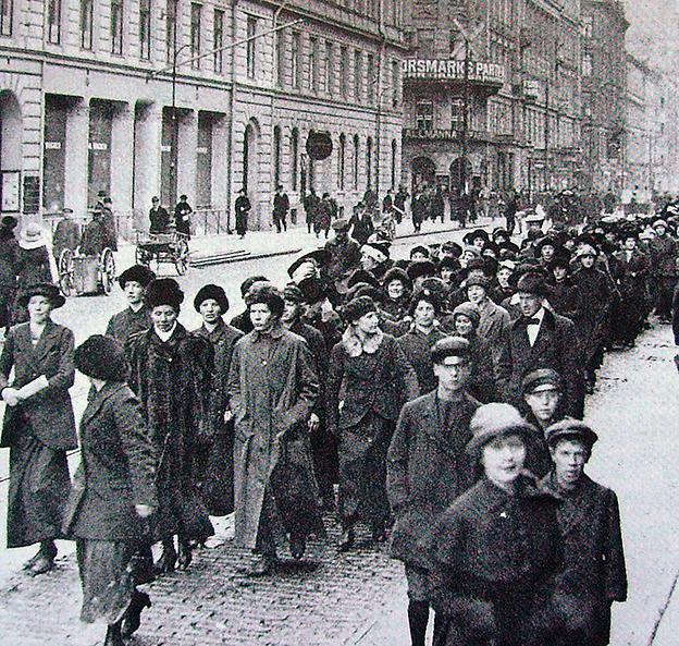Stockholm: Protesterande mödrar på väg mot Mjölkcentralen i april 1917. Hungerdemonstrationer i flera städer banade väg för den allmänna rösträtten som blev verklighet året därpå.
