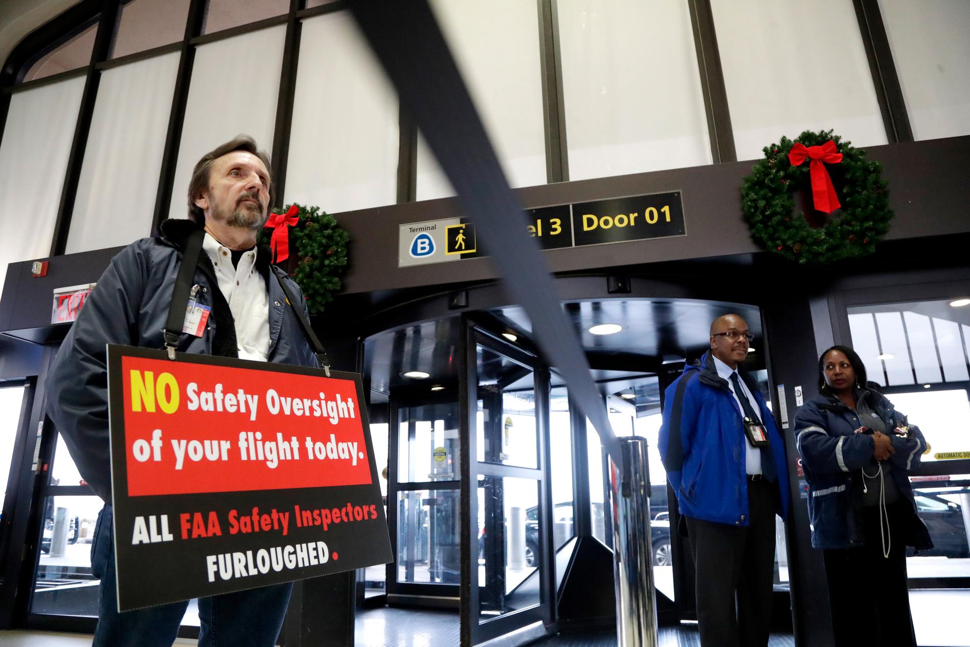 Flygpersonal varnar om äventyrad säkerhet till följd av nedstängningen av delar USA:s statsapparat. I veckan protesterade anställda vid en presskonferens om det rådande läget vid flygplatsen Newark Liberty International Airport.