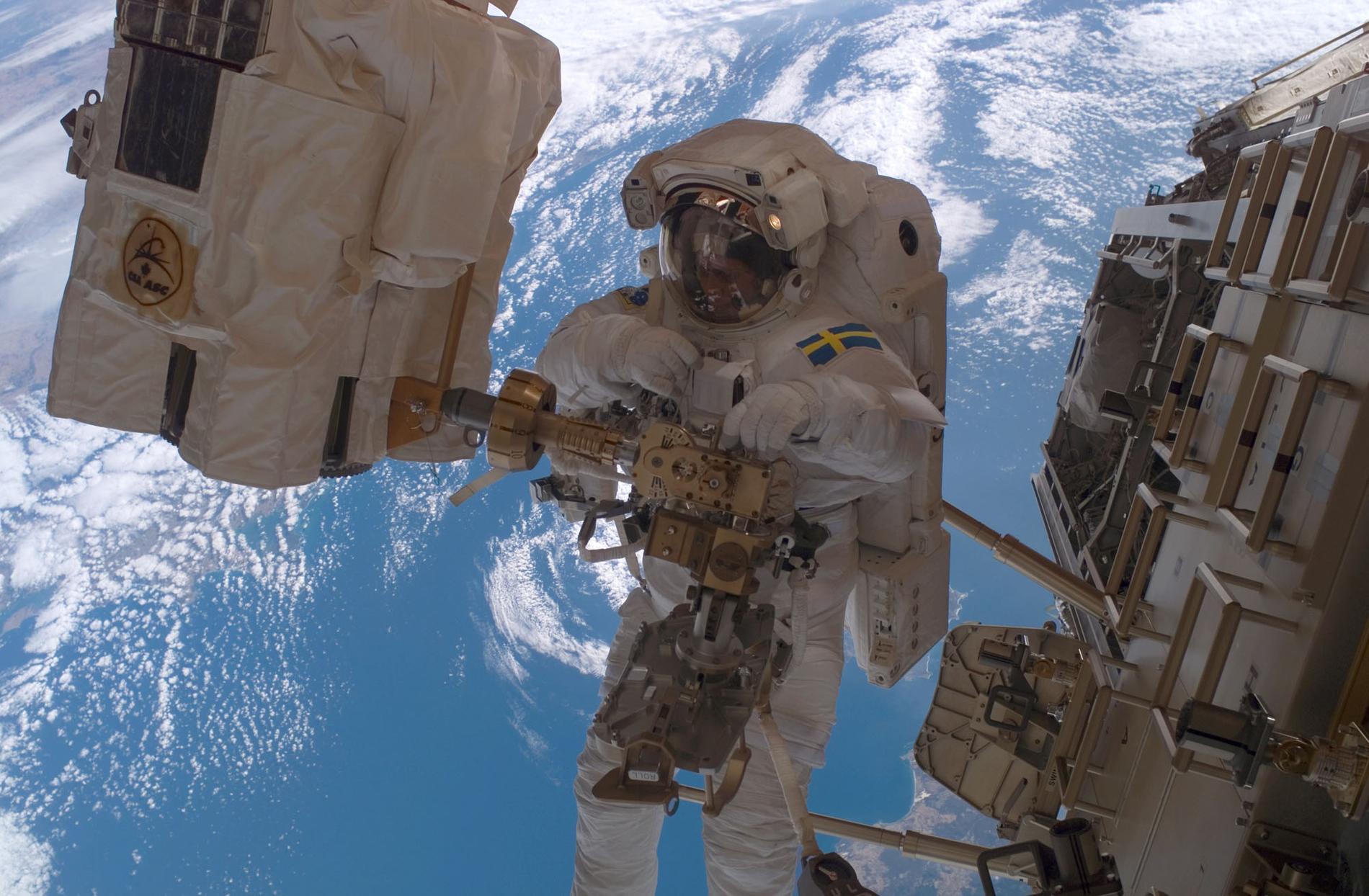 Tanken med rymddräkterna var att de bara skulle användas i 15 år. I stället har de varit i bruk i över 40 år. Bilden visar Christer Fuglesang under en av promenad vid ISS 2006.