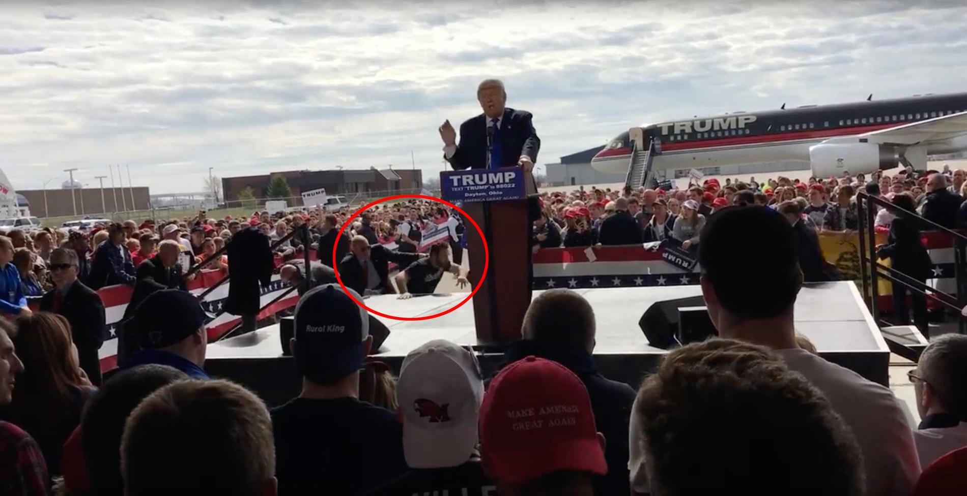 När Donald Trump talade i Ohio på lördagseftermiddagen försökte en demonstrant ta sig upp på scenen.