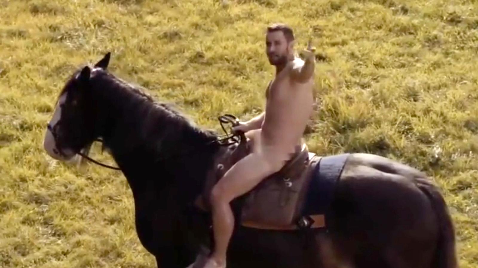Måns naken till häst i reklamfilm.
