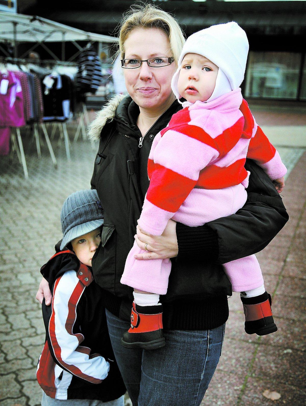 Jenny Jönsson, 31, är mammaledig med barnen Robin, 5, och Wilma, 1. Hennes sambo jobbar på Volvo och väntar på besked. ”Man tänker på det ofta”, säger Jenny.