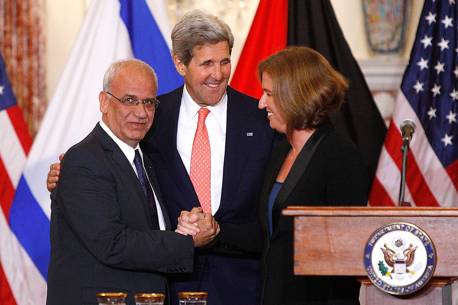 Lång väg att gå USA:s utrikesminister John Kerry håller i fredssamtalen i Washington mellan palestinske chefsförhandlaren Saeb Erekat och israeliska justitieministern och förhandlaren Tzipi Livni. Samtalen är de första på nästan tre år.
