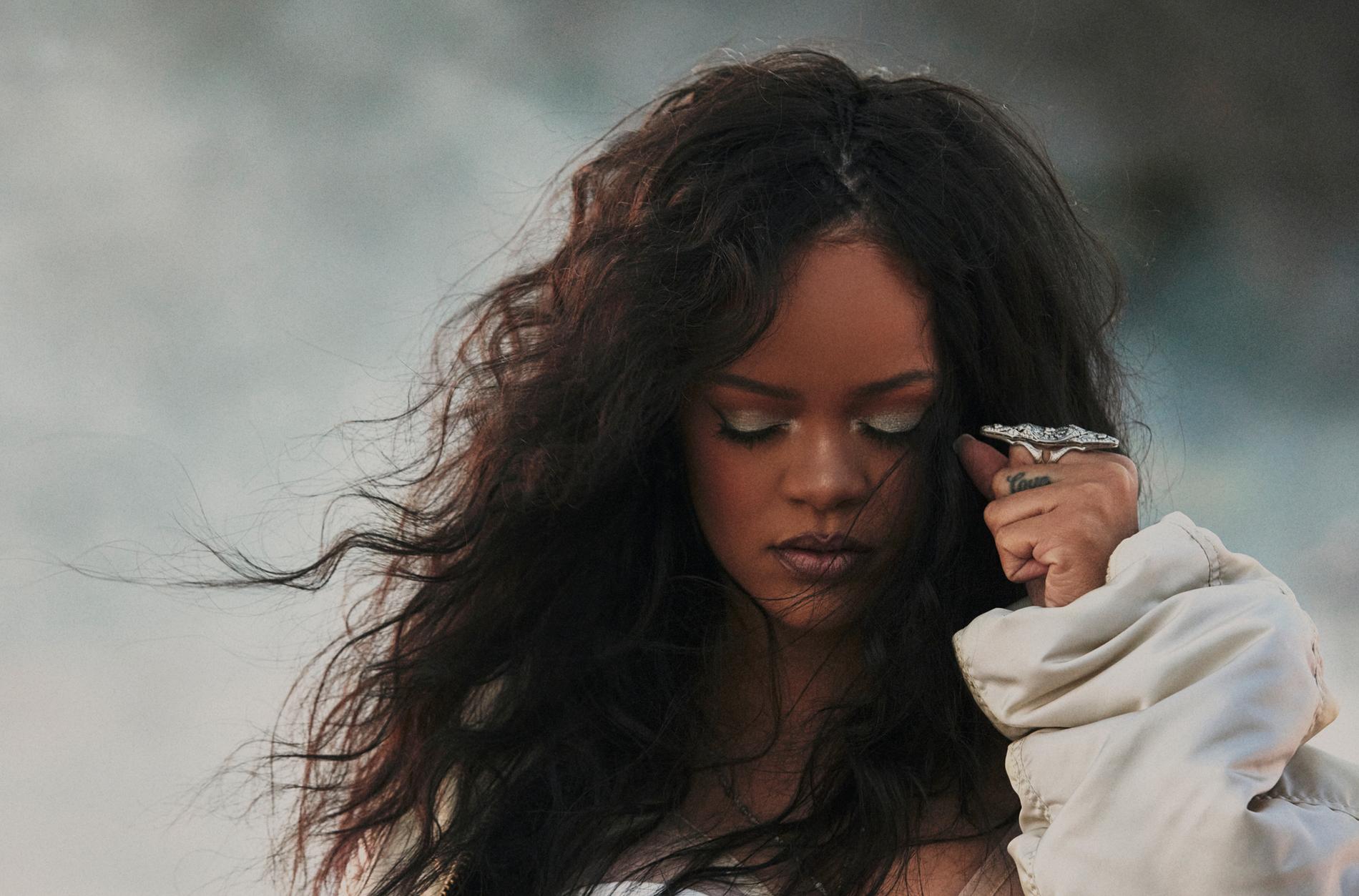 Rihanna är tillbaka med sin första egna musik på sex år.  