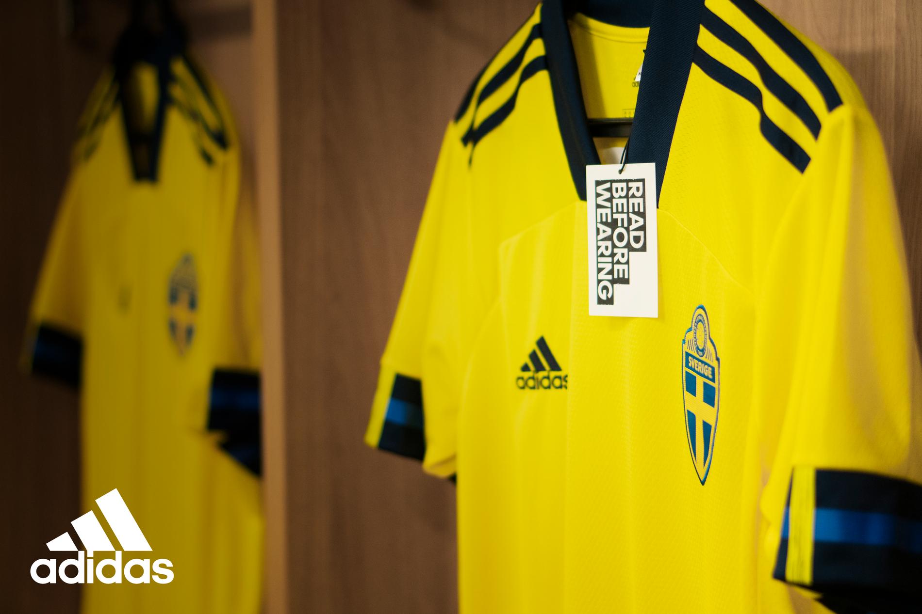 Den som bär årets EM-tröja ska förtjäna den. Villkoren har tagits fram av Adidas i samråd med Svenska Fotbollsförbundet som en markering mot de problem som finns kring hat och hot och som drabbar spelare, tränare och supportar. 