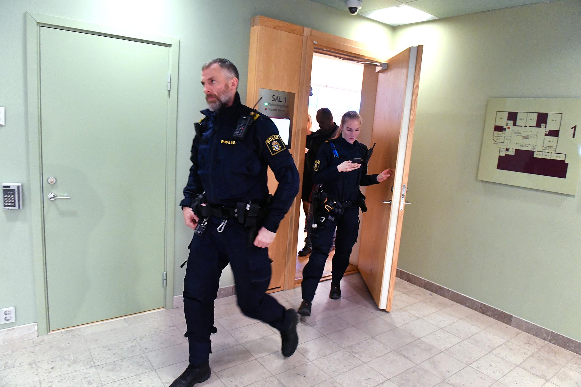Polis på plats i Solna Tingsrätt i samband med att två män häktas för medhjälp till mord i Bromma.