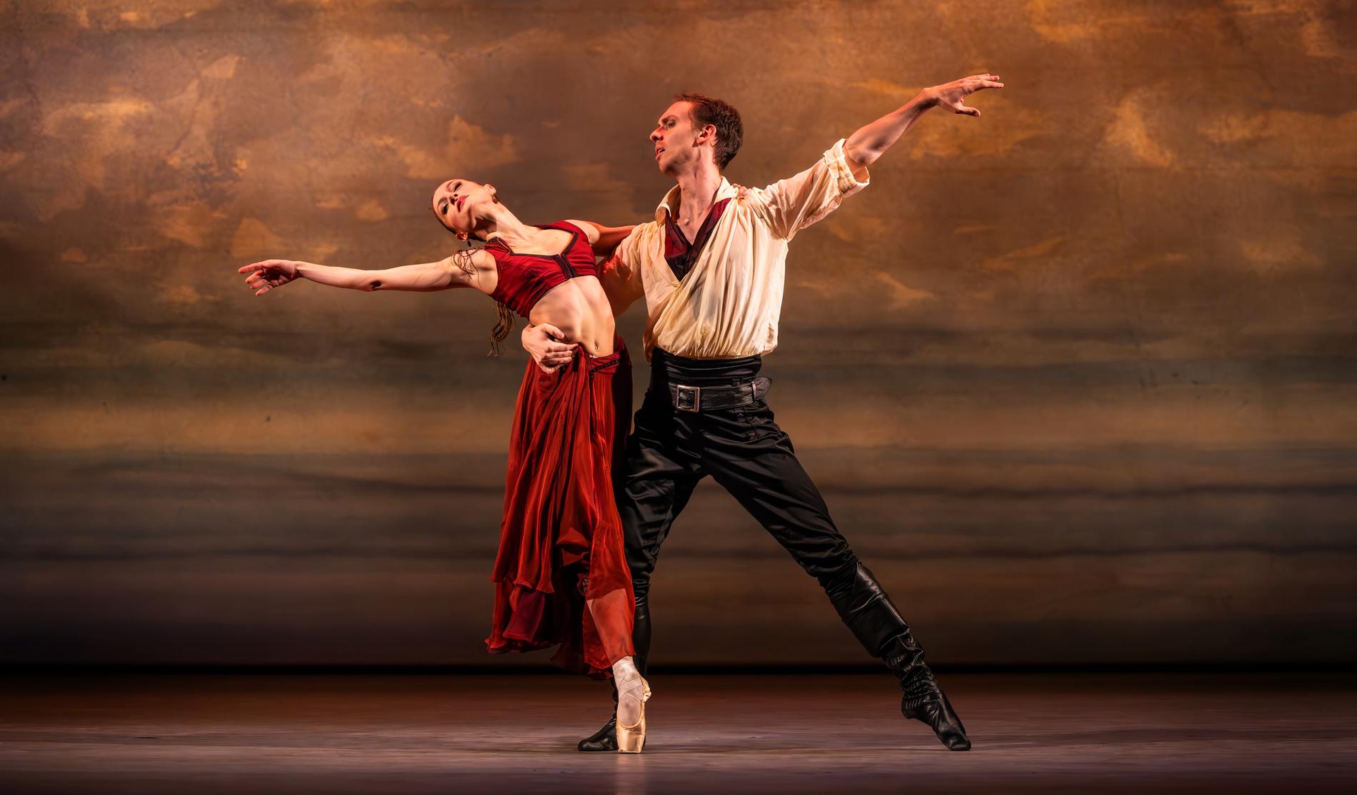 Luiza Lopes och Daniel Norgren-Jensen dansar rollerna som Medora och Conrad på premiären av ”Le Corsaire” på Kungliga Operan 27 oktober. Huvudrollerna alterneras i fyra dansarlag. 