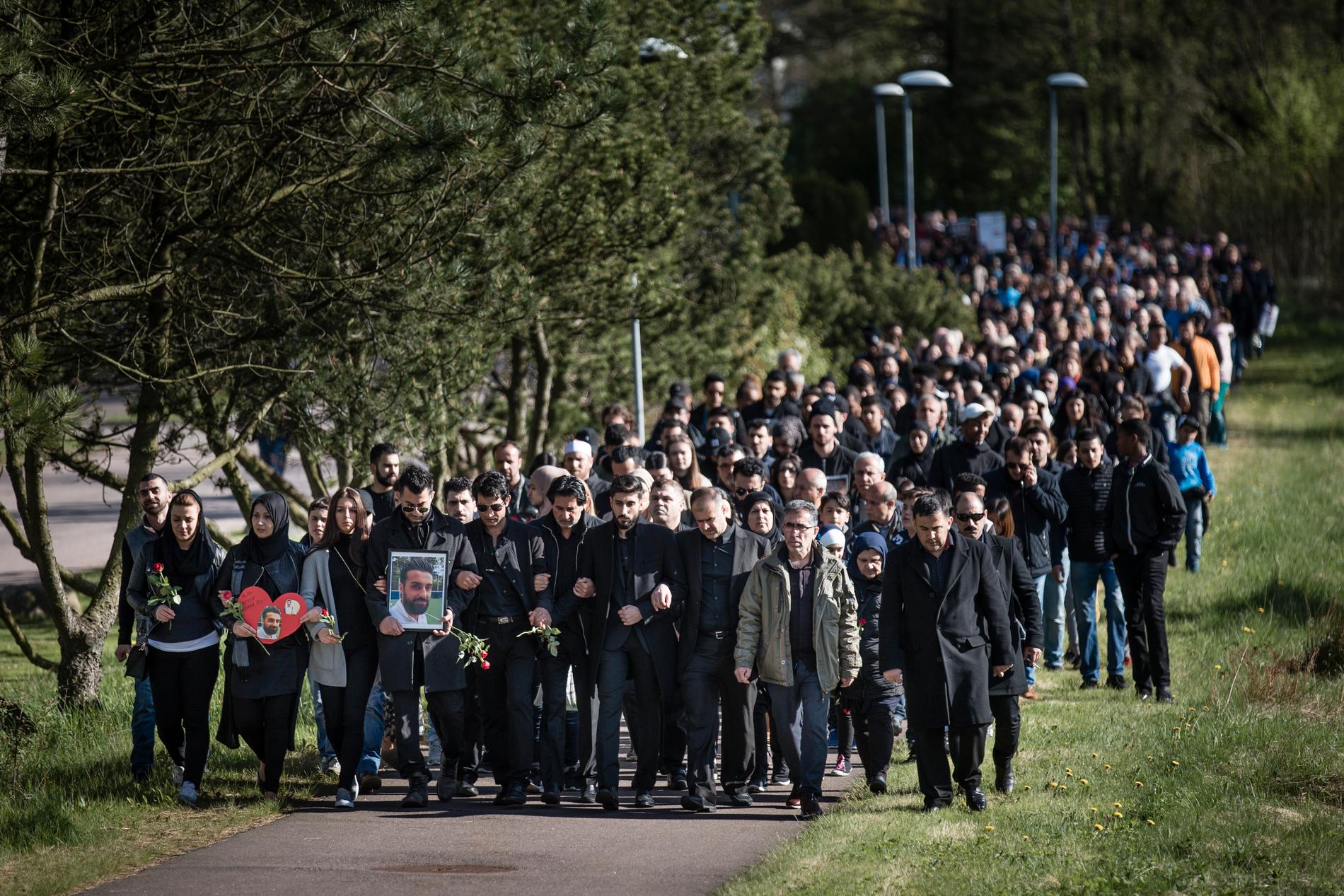 3–400 personer deltog på Alan Amins begravning.