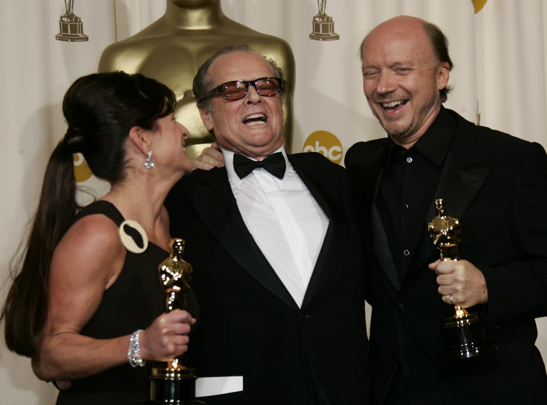 Paul Haggis längst till höger när han och medproducenten Cathy Schulman fick ta emot pris för bästa film (och Haggis också för bästa manus) utdelade av Jack Nicholson på Oscarsgalan 2006.