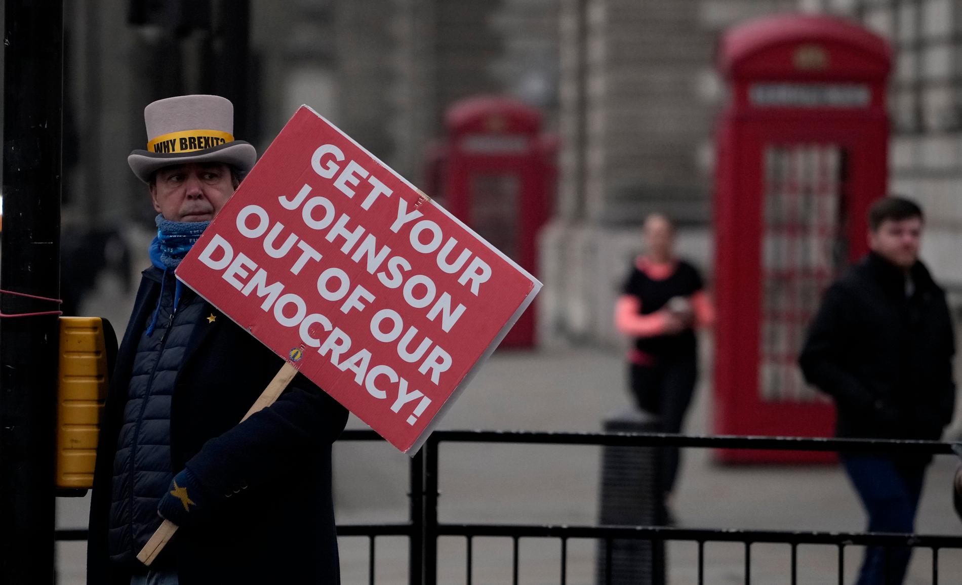 Britterna surar över avslöjandena om premiärministerns festande under de perioder när resten av befolkningen varit i lockdown. Under tisdagen demonstrerades bland annat vid Parliament Square i London.