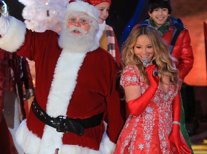 Mariah Carey uppträder med jultomten.