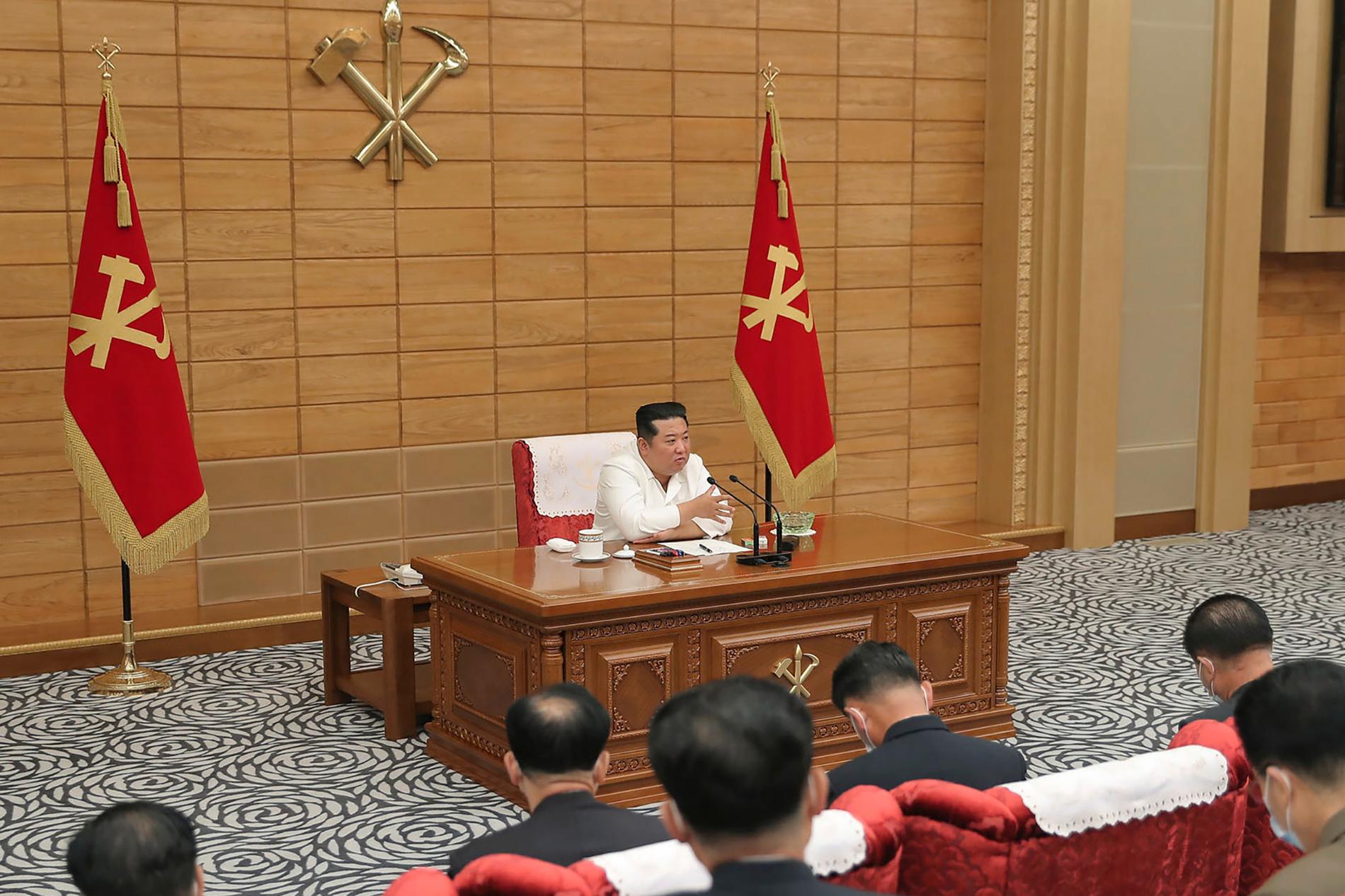 Nordkoreas diktator Kim Jong-Un vid ett möte i söndags då pandemiläget i landet diskuterades.