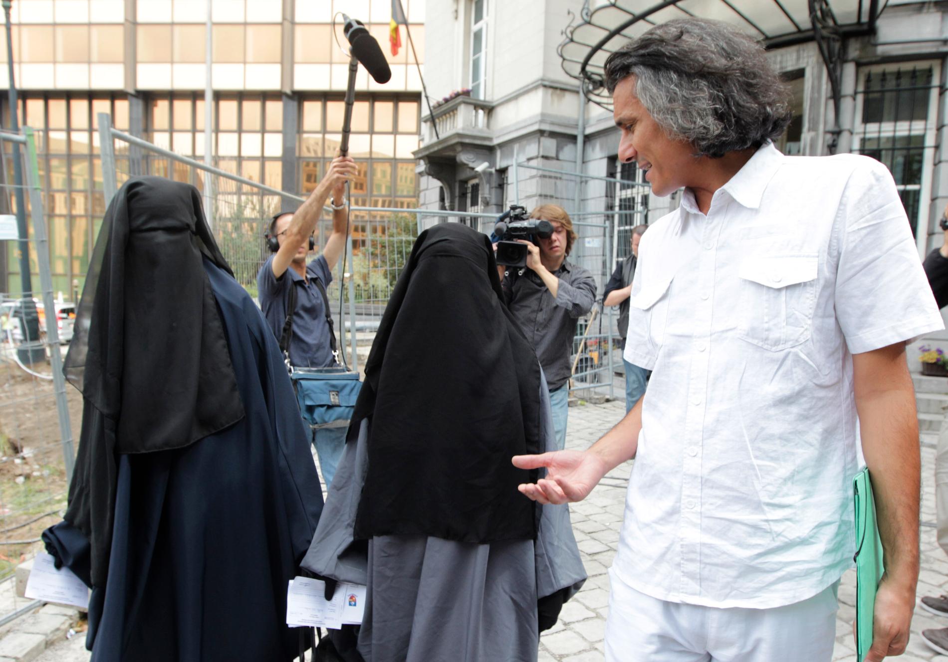 Rachid Nekkaz tillsammans med två belgiska systrar som fick böta vardera 50 euro för att de burit nikab offentligt. Arkivbild.