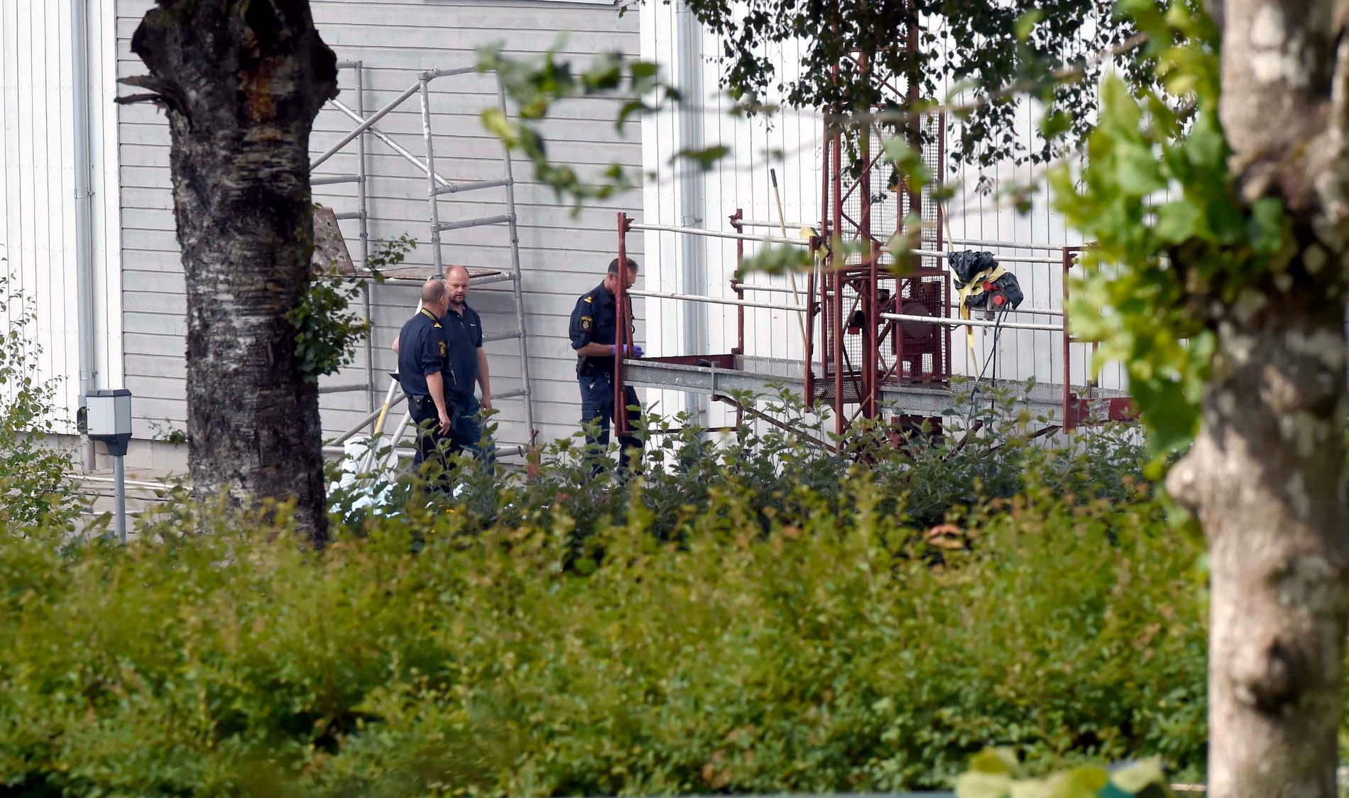 Polisen undersöker platsen efter att en man har avlidit i en arbetsplatsolycka i Borgstena utanför Borås.