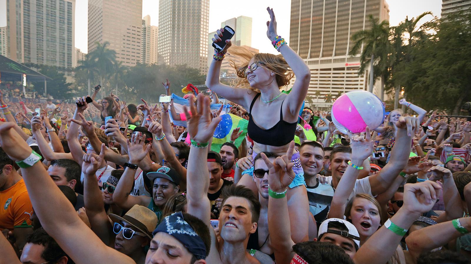 Tidigare har Ultra-festivalen arrangerats i Bayfront Park i Miami, men i år hade den flyttats ut till ön Virginia Key.