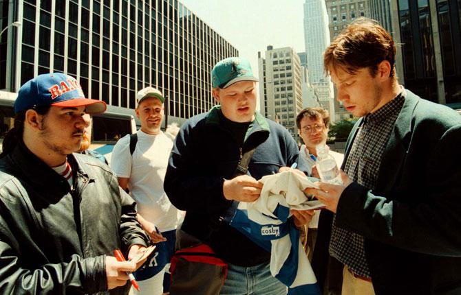 JAGAD Peter Forsberg blev snabbt populär och igenkänd. Här stöter han på autografjägare i New York efter sin första NHL-säsong.