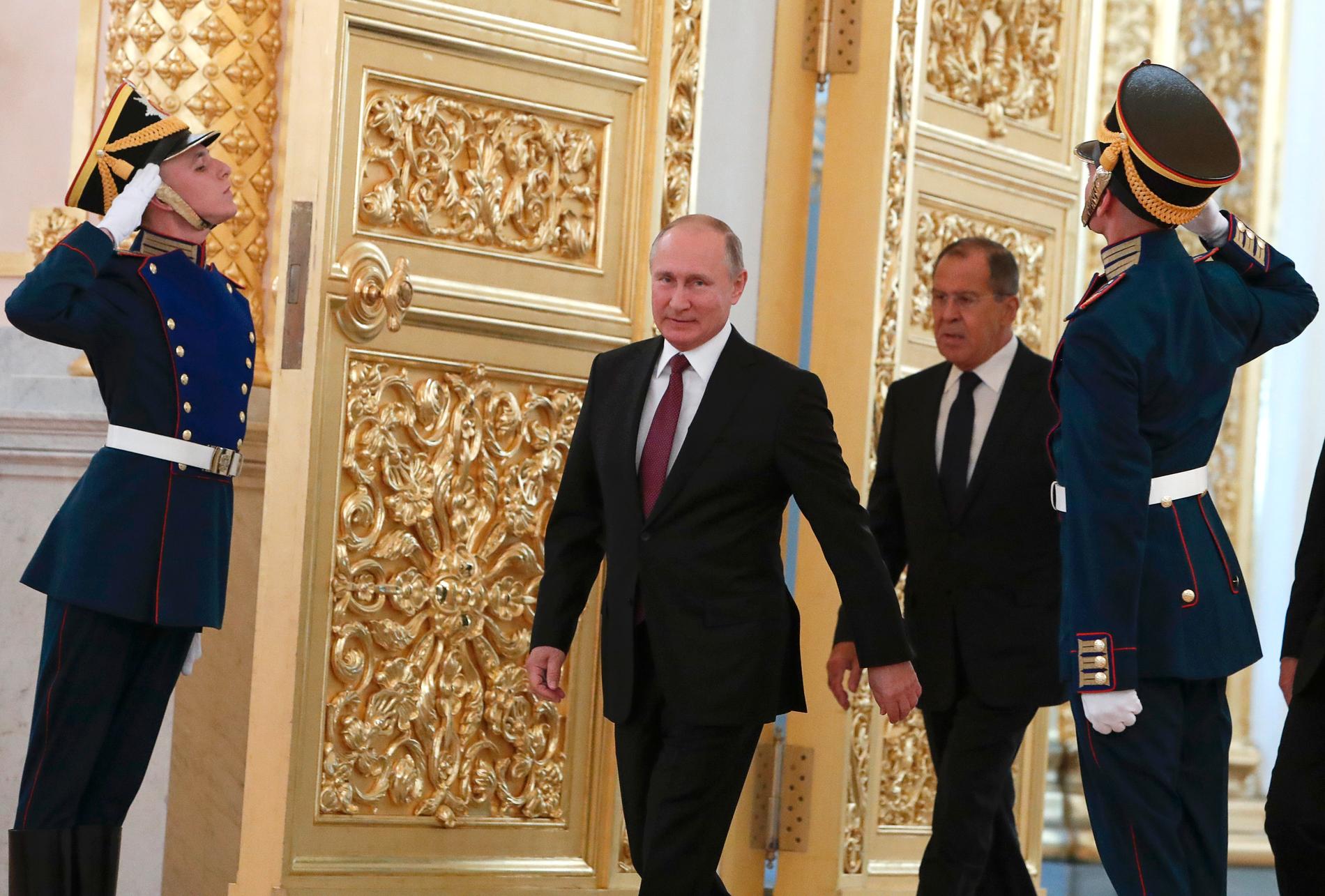 Rysslands utrikesminister Sergei Lavrov anklagar Ukraina för att ha riggat händelserna i Butja. Här tillsammans med Putin.