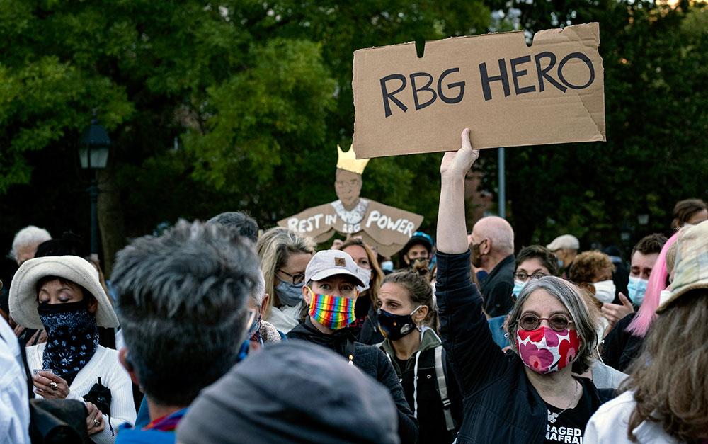 Runtom i USA samlades människor för att sörja ”RBG”, här på Washington Square Park i New York.