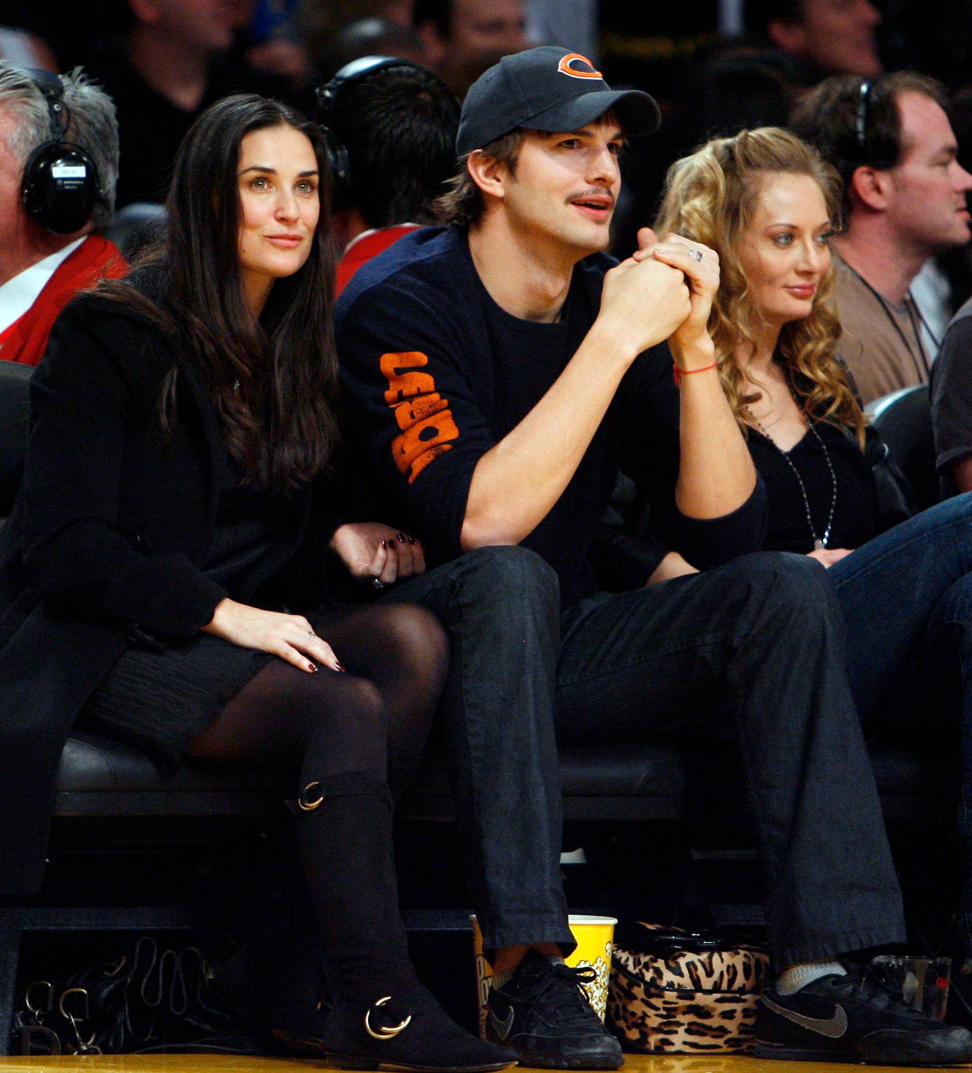 2006 Som många andra Hollywood-stjärnor stöttar Demi och Ashton det lokala basketlaget Los Angeles Lakers. Här fångades de på bild under en match mot New Jersey Nets den 26 november 2006.