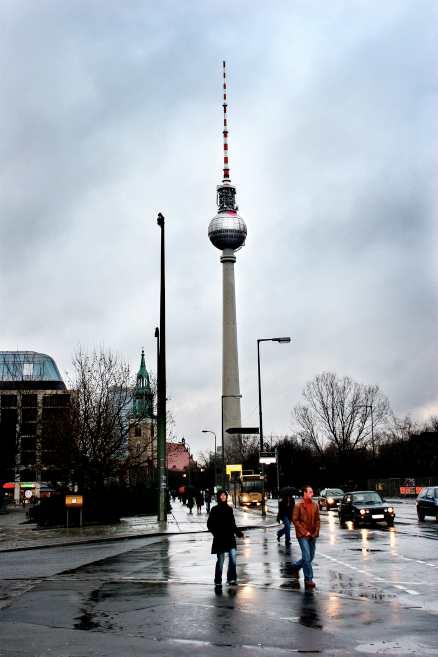 Passa på och ta en titt på det berömda tv-tornet vid Alexanderplatz när du är på besök i Berlin.