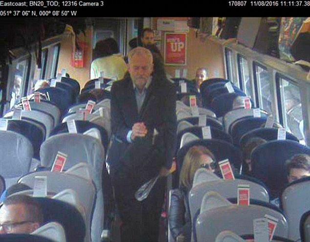 Virgin trains har släppt övervakningsbilderna som visar att Labourledaren gick förbi flera lediga platser på tåget.