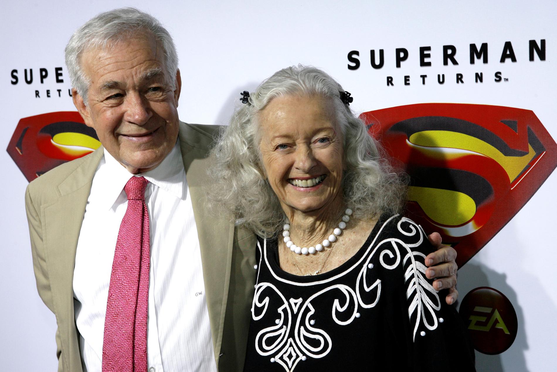 Skådespelarna Jack Larsson och Noel Neill, som spelade Jimmy Olsen och Lois Lane i Superman 1952, poserar på en releasefest för Superman Returns som DVD och tv-spel, den 16 november 2006.