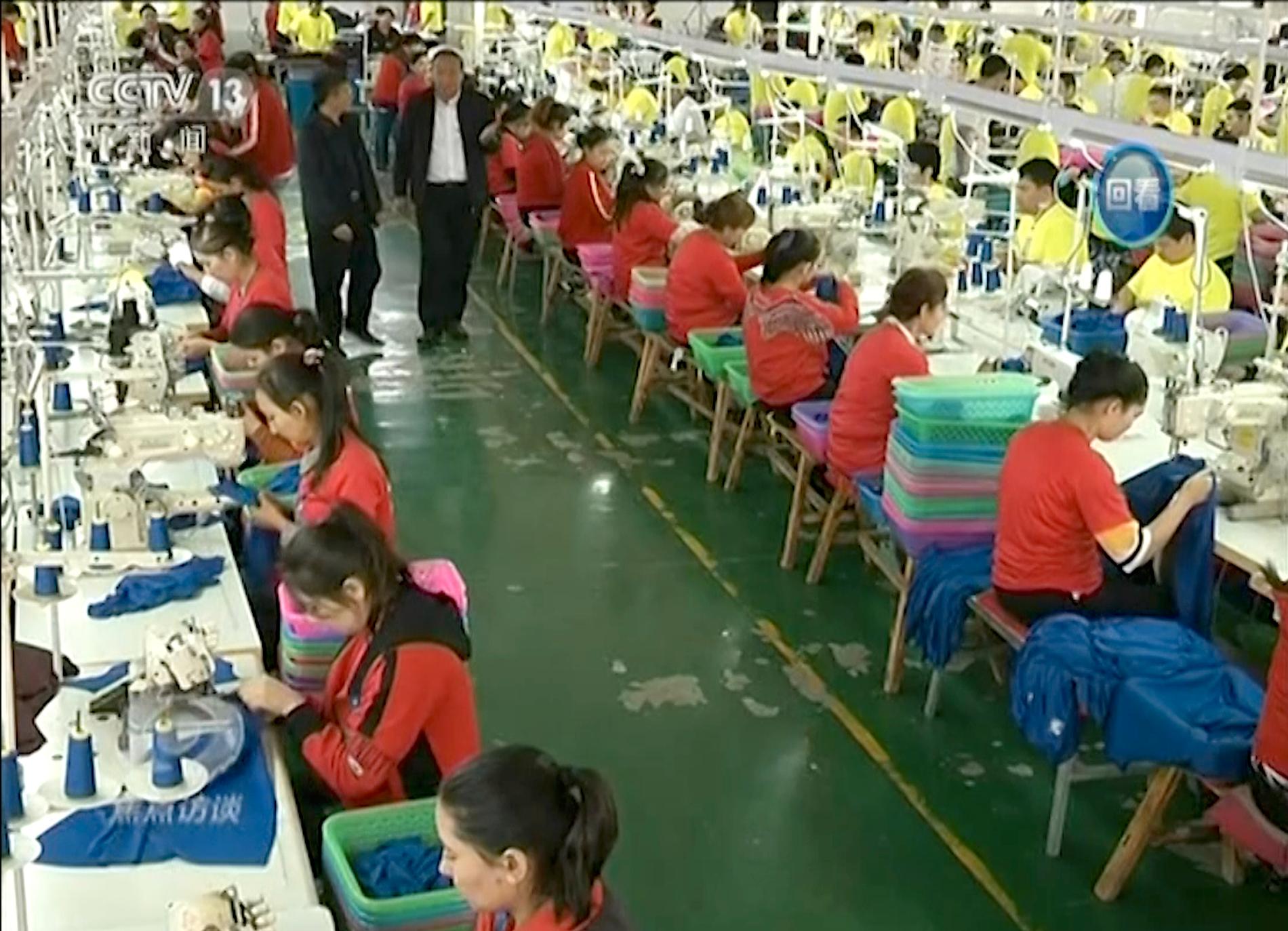  Muslimska praktikanter arbetar i en klädesfabrik vid Hotan Vocational Education and Training Center i Hotan, Xinjiang, nordvästra Kina.