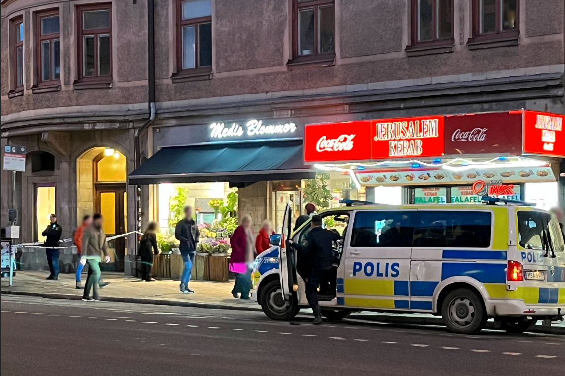 Polisen har en insats på Södermalm i Stockholm, efter att en blodig man hittats. 