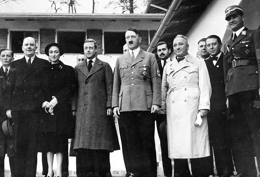 Exkung Edward VIII och hans fru Wallis Simpson tillsammans med Hitler under en rundresa i Tyskland 1937. Här besöker de Hitlers hus i Berghof.