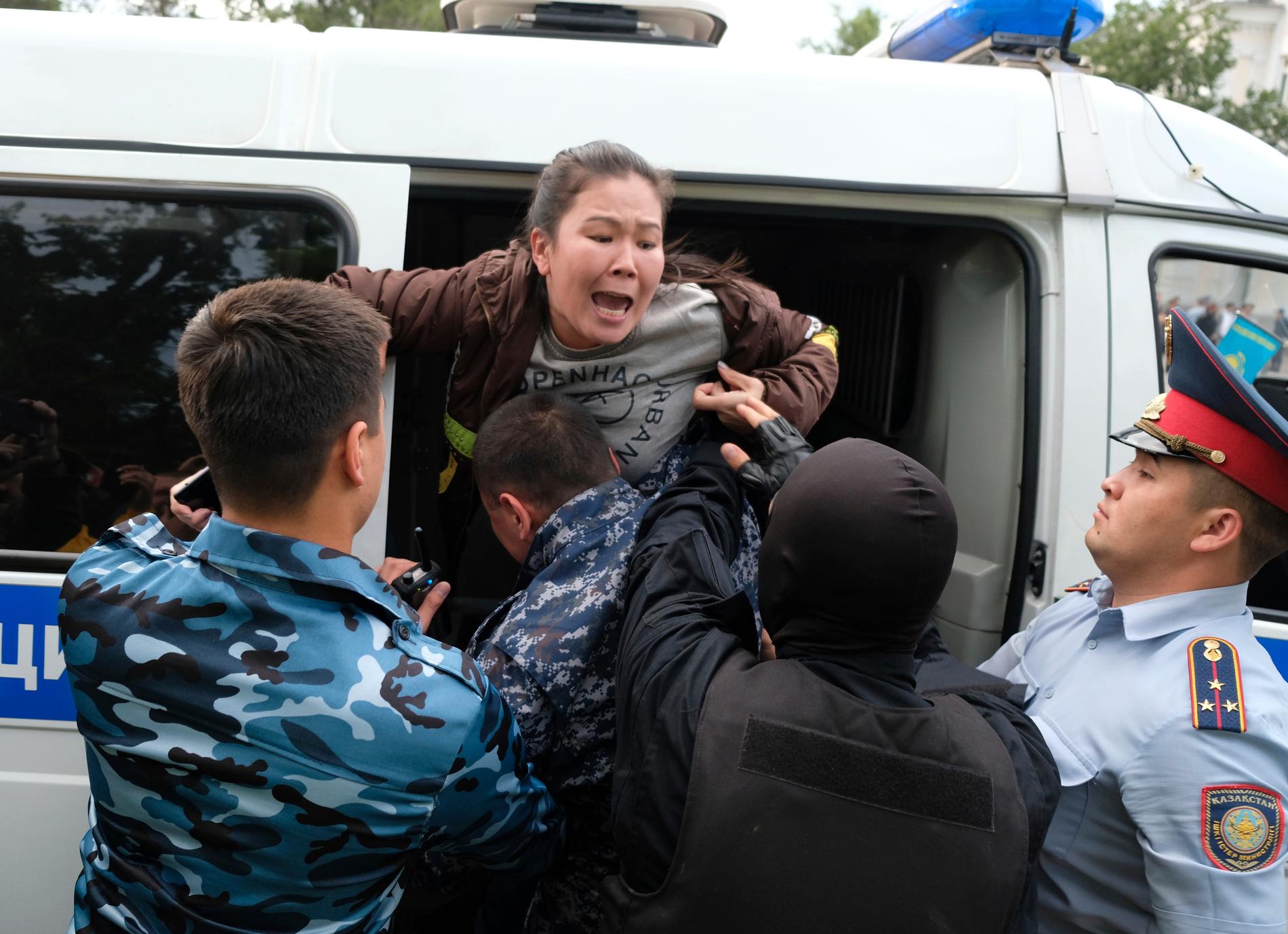 Kazakisk polis griper en demonstrant i staden Almaty några dagar efter presidentvalet.