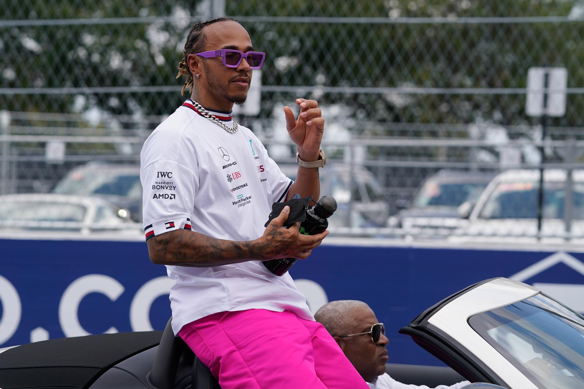 Lewis Hamilton var kritisk mot sitt eget team under Miamis grand prix i helgen.