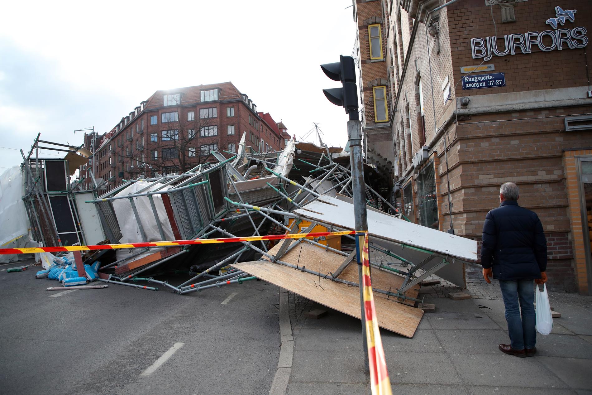 En stor byggnadställning på Avenyn i Göteborg rasade på tisdagseftermiddagen