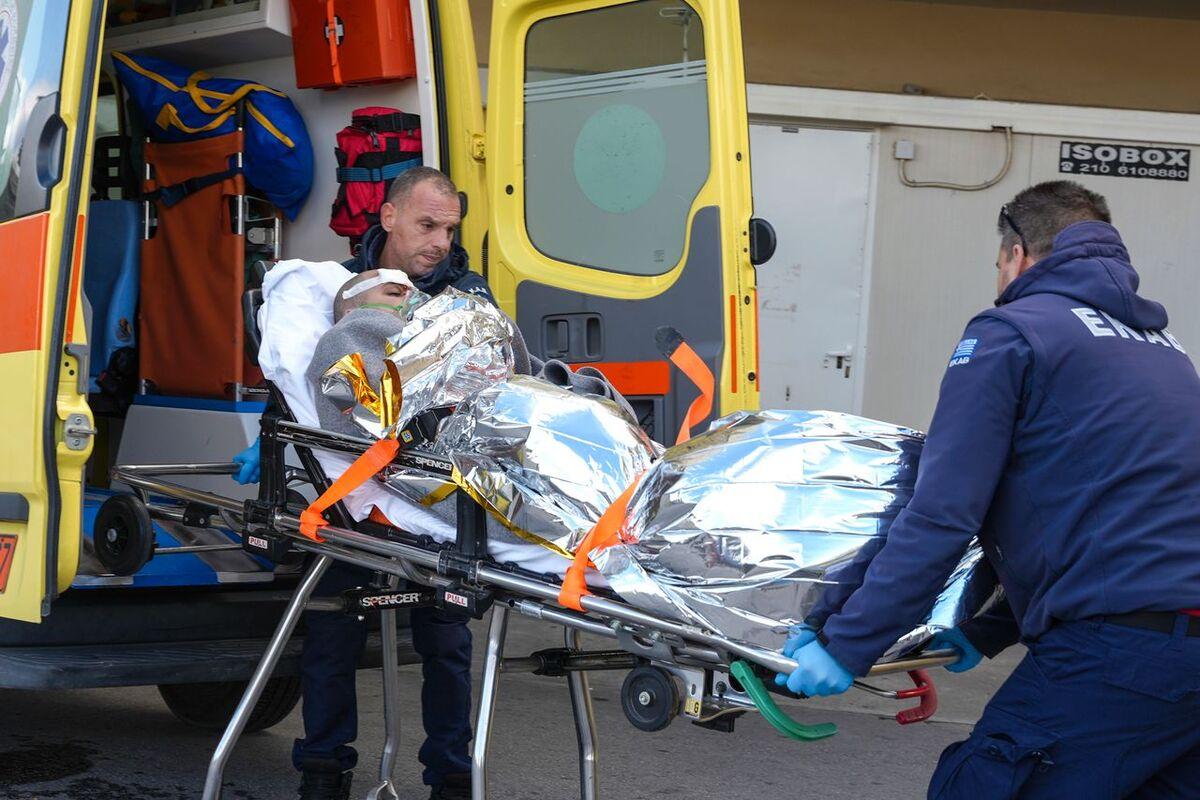Ambulanspersonal tar hand om en överlevande från olyckan.
