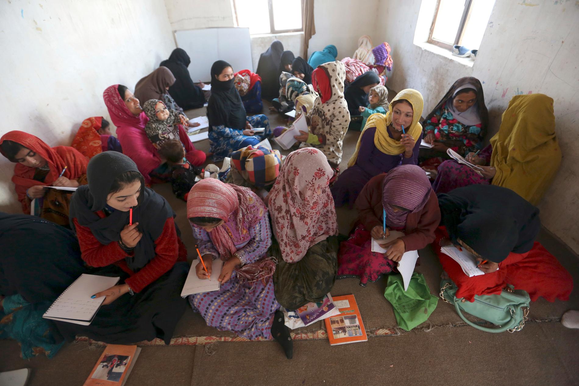 De allt vanligare attackerna mot afghanska skolor slår hårt mot flickor i landet. Arkivbild.