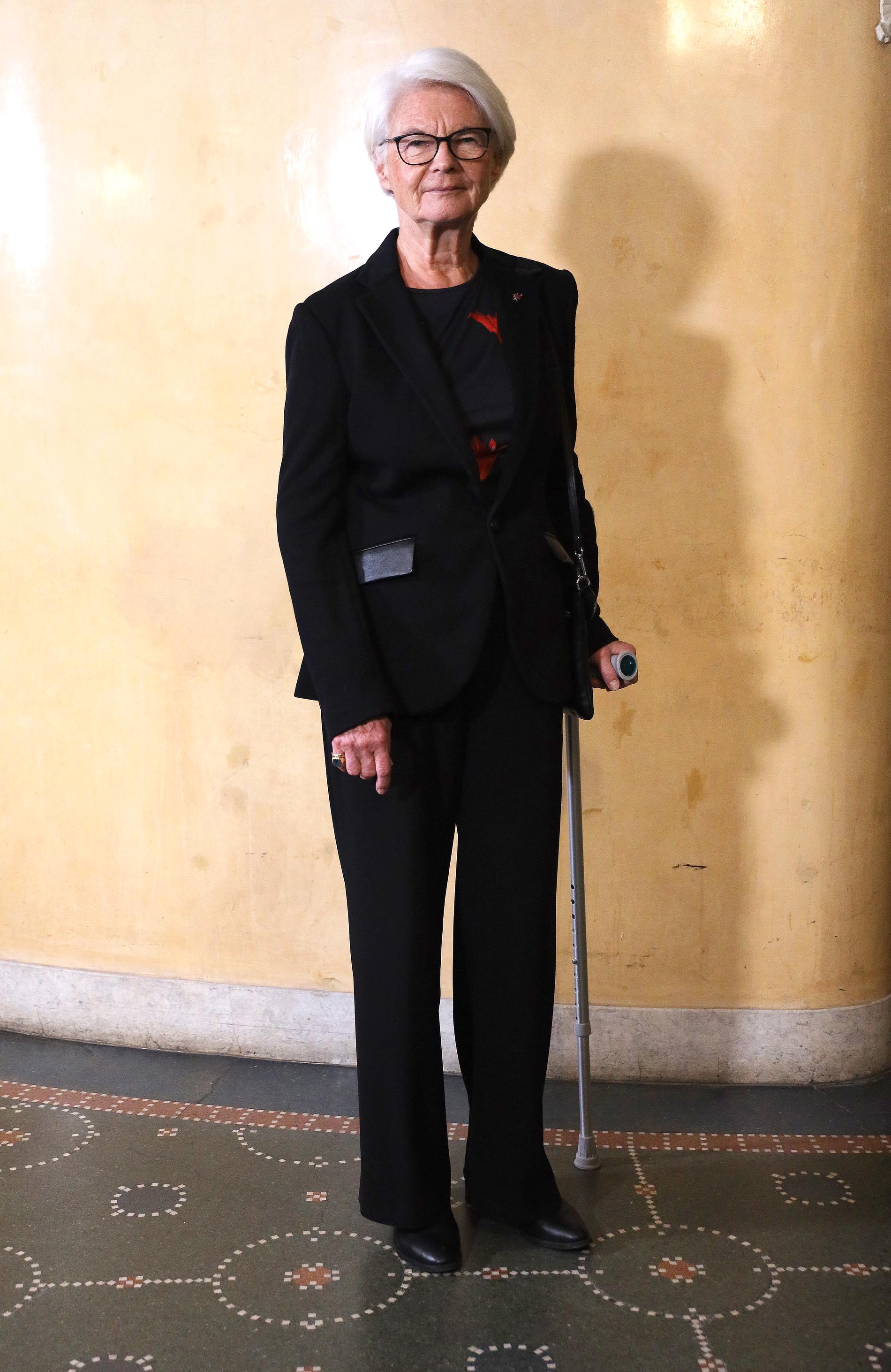 Elisabeth Tarras-Wahlberg kom gåendes med en krycka.