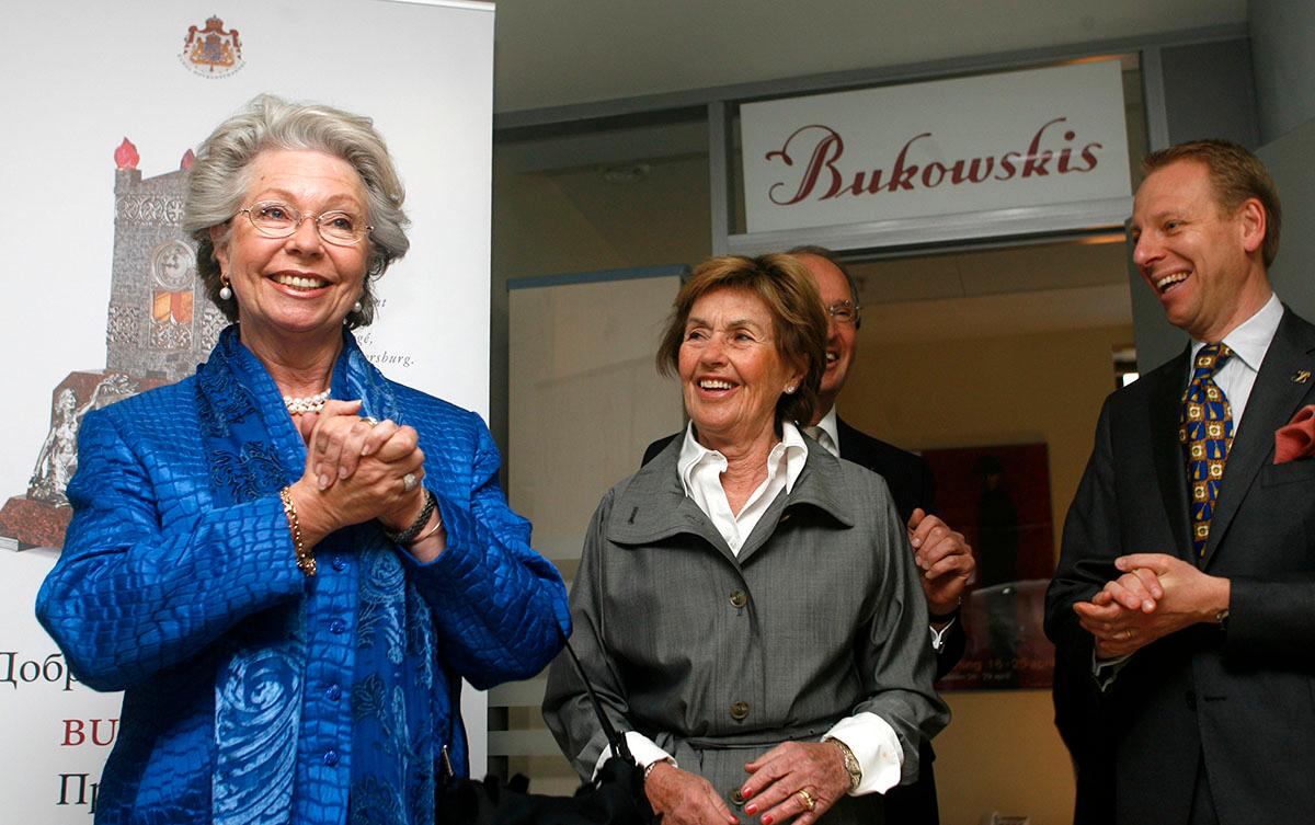 Eva Lundin, till höger om prinsessan Christina, under en ceremoni när Bukowskis öppnade ett auktionshus i Moskva, 2008.