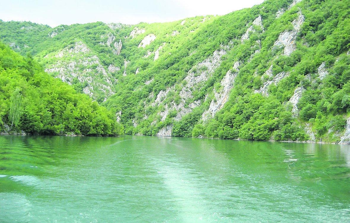 Det serbiska landskapet domineras av kullar och slättland där floder slingrar sig.