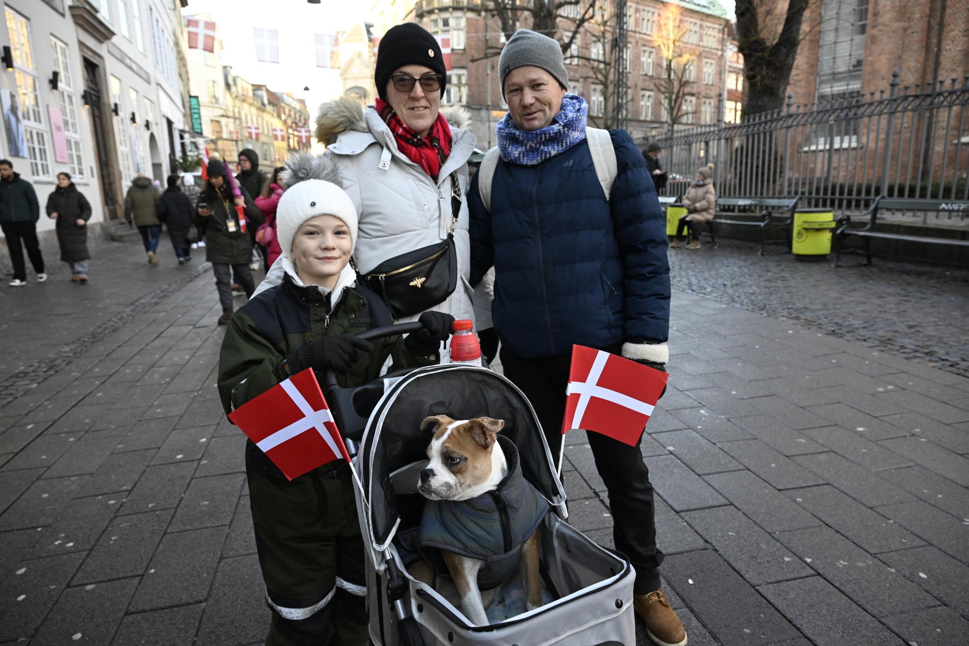 Agnieska, Sebastian, Stefan Henriksson och hunden Carlo.