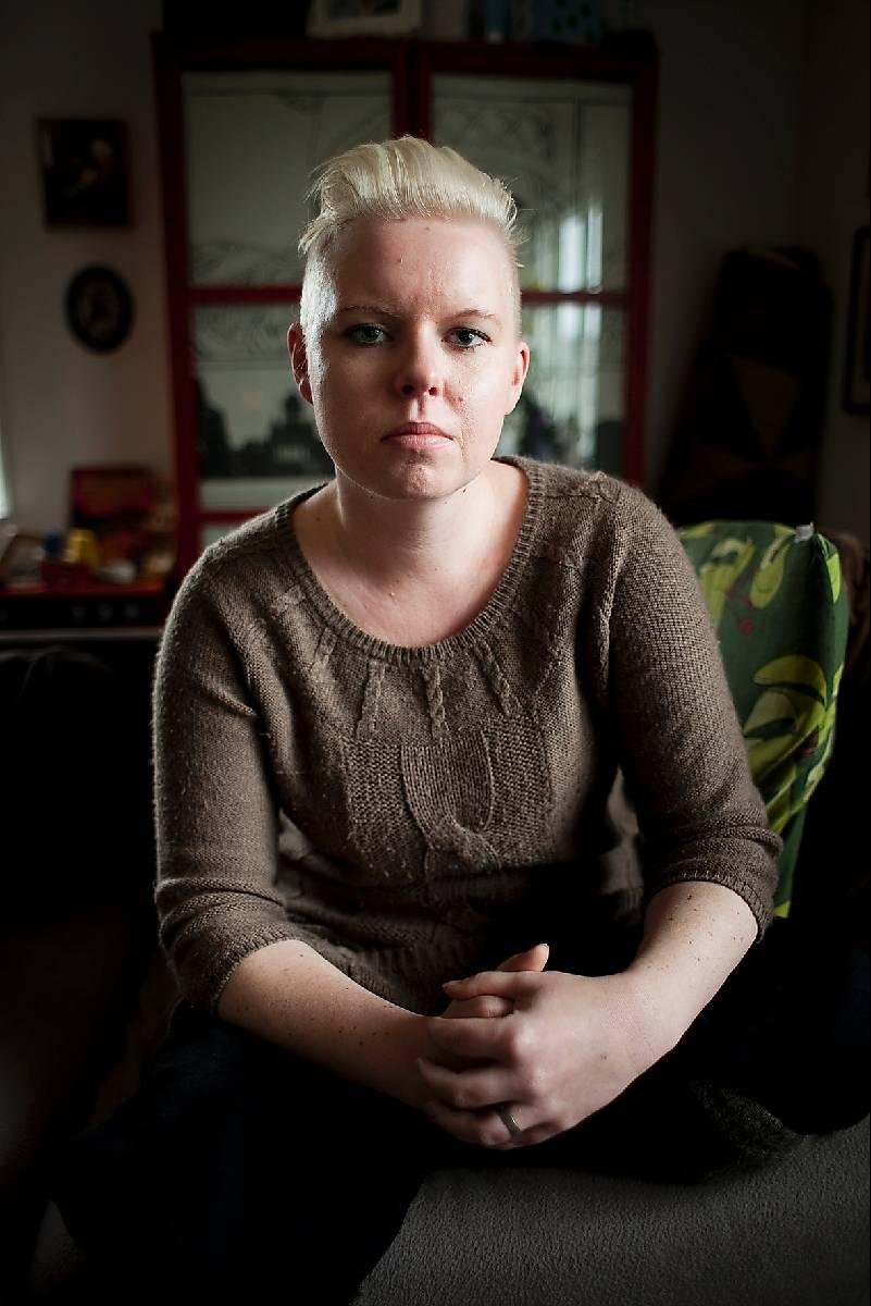 fick hudcancer Lina Baldenäs, 31, upptäckte ett ­födeIsemärke som visade sig vara cancer. I dag skyddar hon sig med långärmat, långbyxor och hatt hela somrarna.