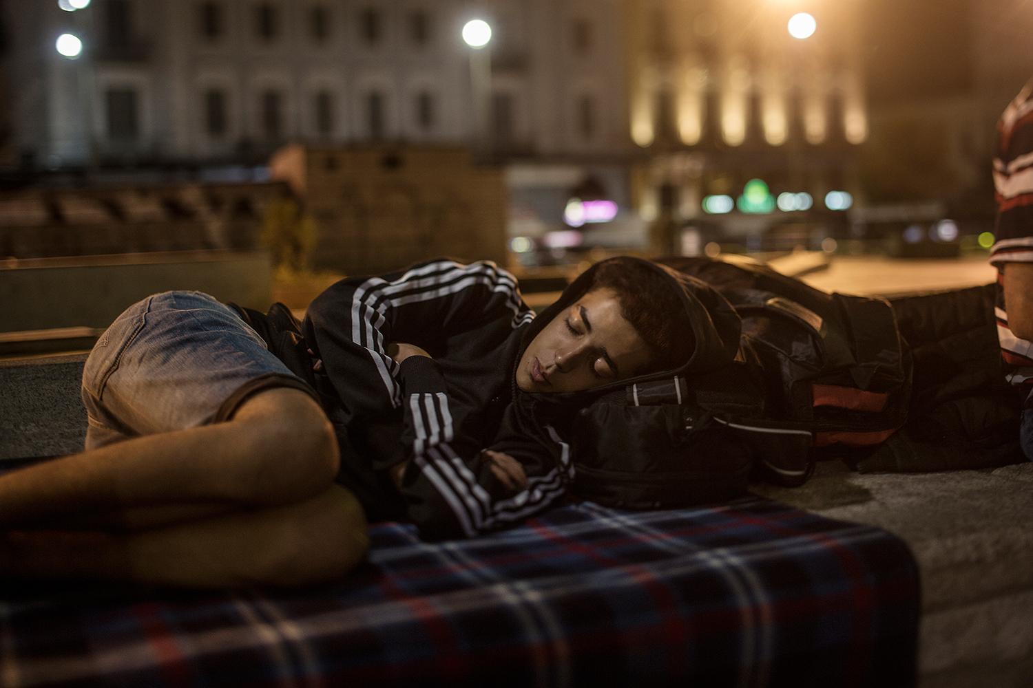 17-årige Abdulkarim sover på Omonia Square i Aten:  ”Det är tryggare att sova här bland folk än inne i någon tyst gränd”