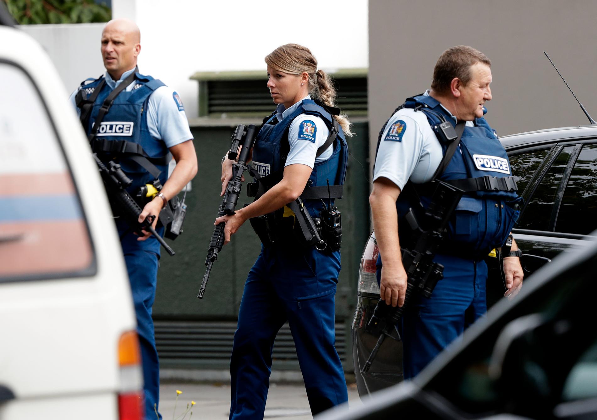 Poliser utanför en moské i Christchurch i Nya Zeeland.