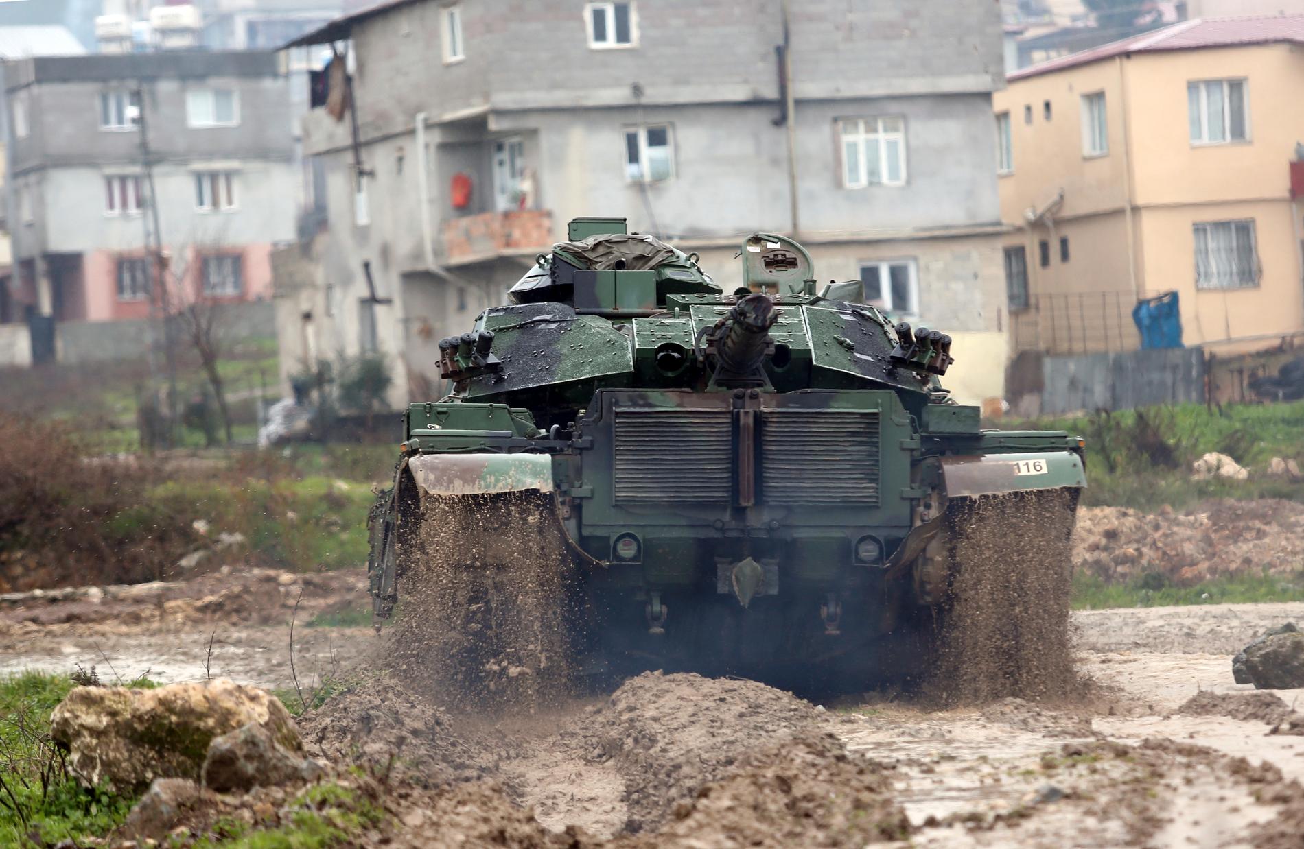 En turkisk stridsvagn rör sig mot gränsen till Syrien på torsdagen.