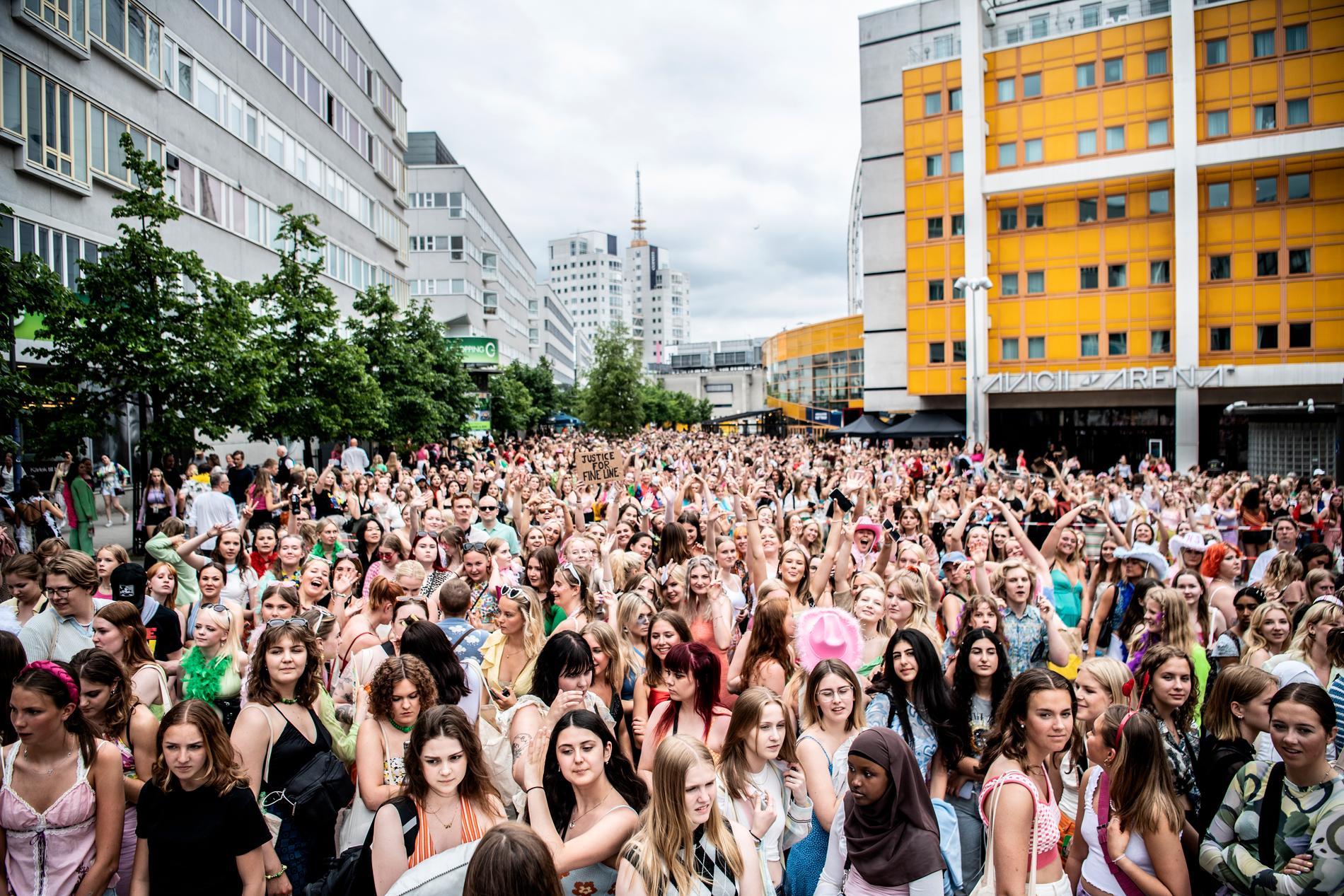 Under onsdagskvällen är det dags för popstjärnan Harry Styles att inta Tele 2 Arena i Stockholm