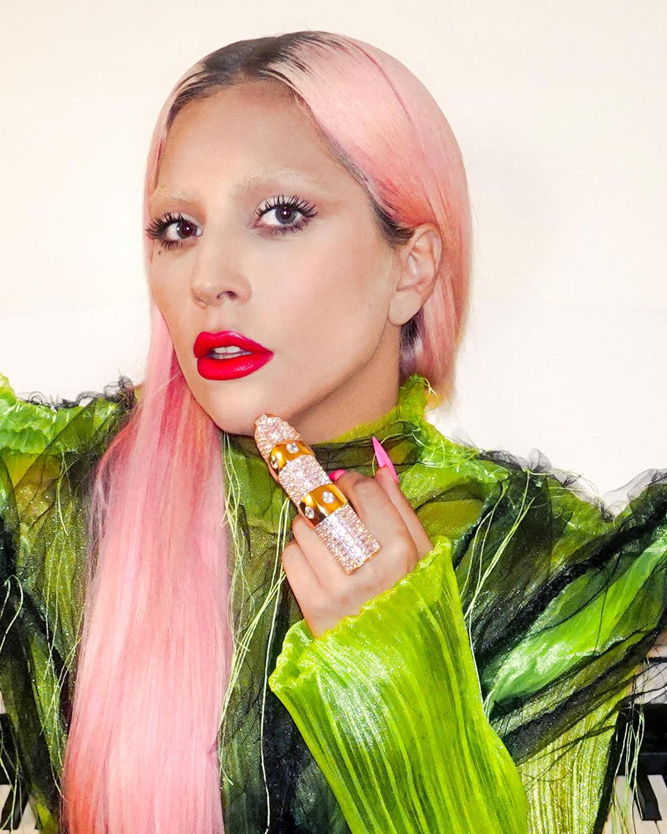 Lady Gaga visar upp ringen som är designad av Bea Åkerlund.