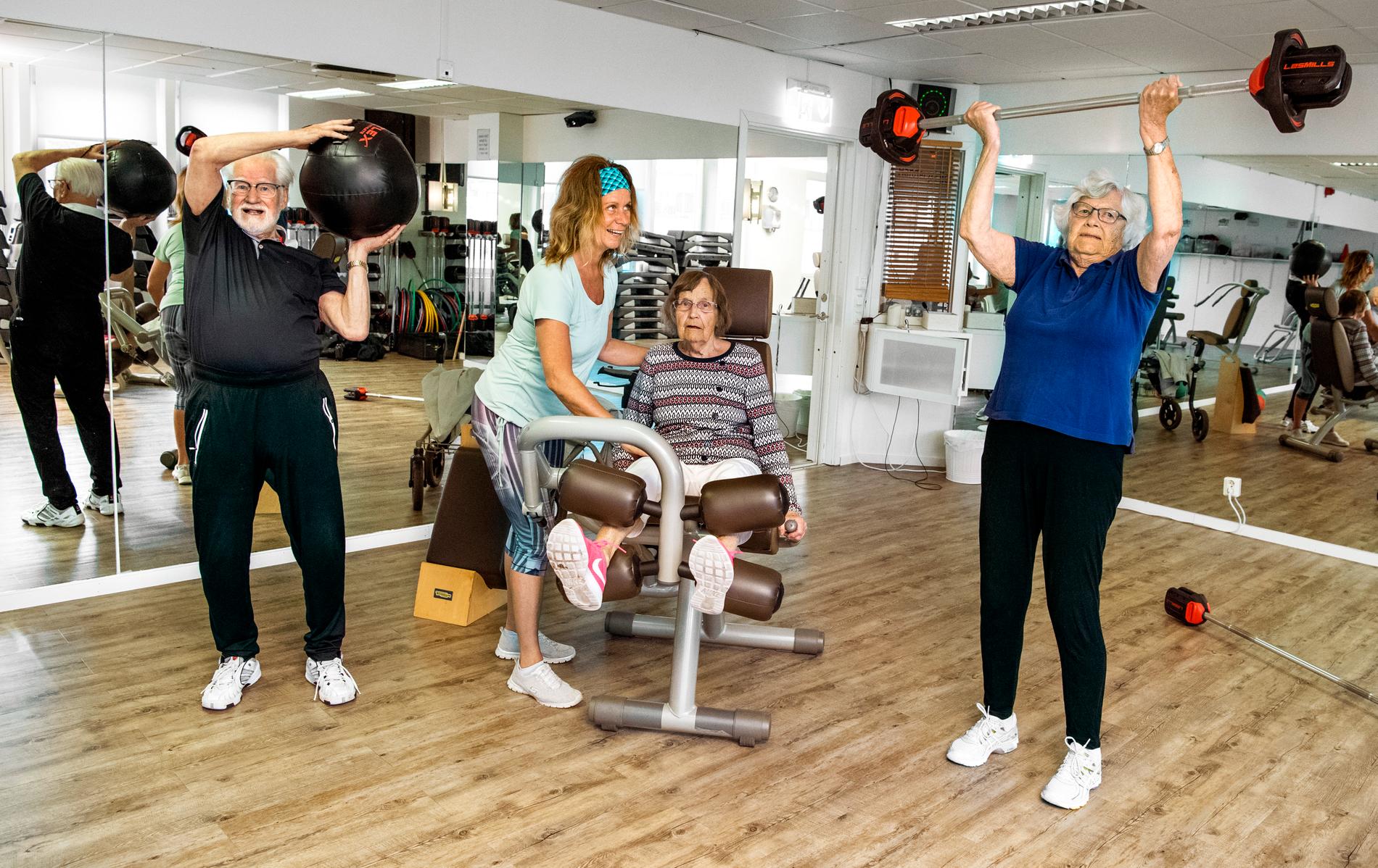 Monica Elsinga leder träningen på Body Joy med Stig Lundahl, Kerstin Hellgren och Birgitta Wetterdal från 90-plus gruppen.