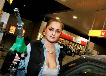 TRött på höjda priser Alexandra Labbe, 28, från Stockholm är trött på den allt dyrare bensinen. "Tyvärr behöver jag bilen, så för mig finns egentligen ingen smärtgräns".