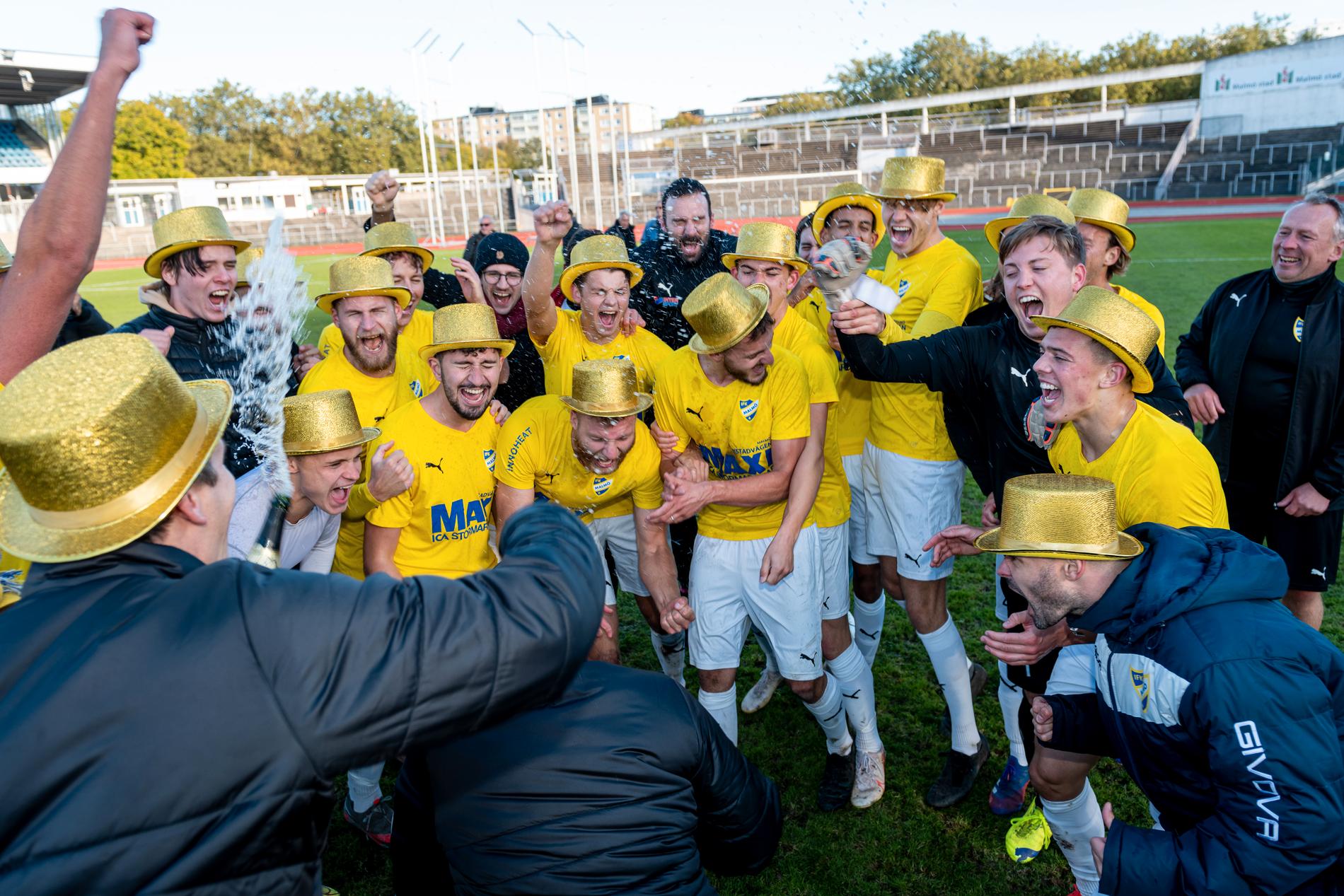 Spelarna i IFK Malmö firar avancemanget avancerade till ettan.  