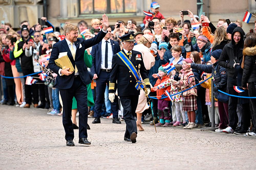 De båda kungarna vid den högtidliga välkomstceremonin vid Kungliga slottet. 