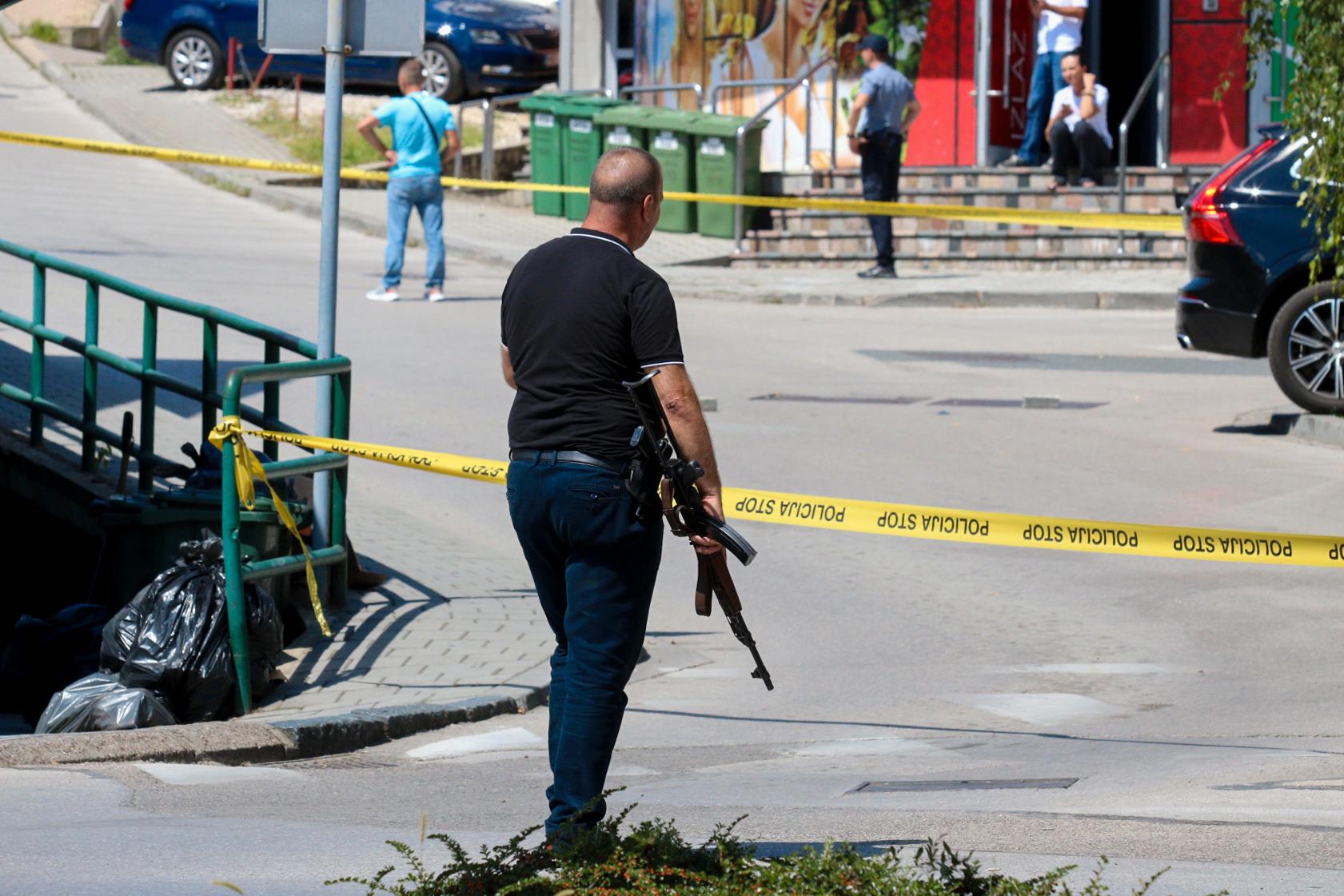 Polis med automatvapen i staden Gradacac.